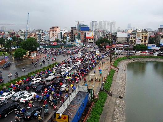 Giao[-]thông[-]Hà[-]Nội[-]náo[-]loạn[-]vì[-]mưa[-]to